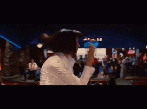 Пользователь смотрит фильм